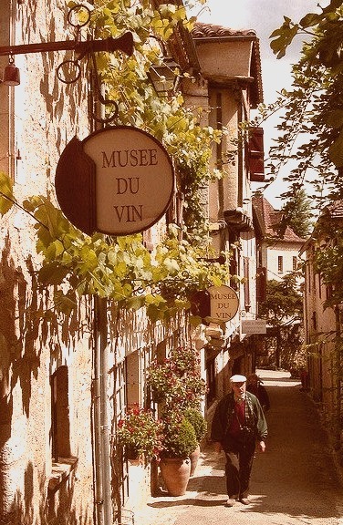 Strolling on the streets of Saint-Cirq-Lapopie, elected the most beautiful village in France in 2012